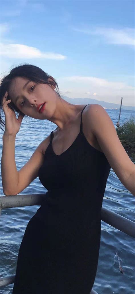 礼炮鸣响，国旗护卫队擎国旗出场！